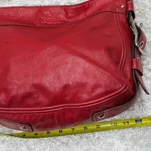 RARE COACH Zoe 赤のエナメルレザーショルダーバッグ 12735 Coach | Bags | Coach Zoe Red Patent Leather Purse 2735